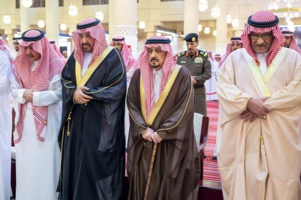 أمير الرياض يؤدي صلاة الميت على الأمير سعود بن عبدالعزيز