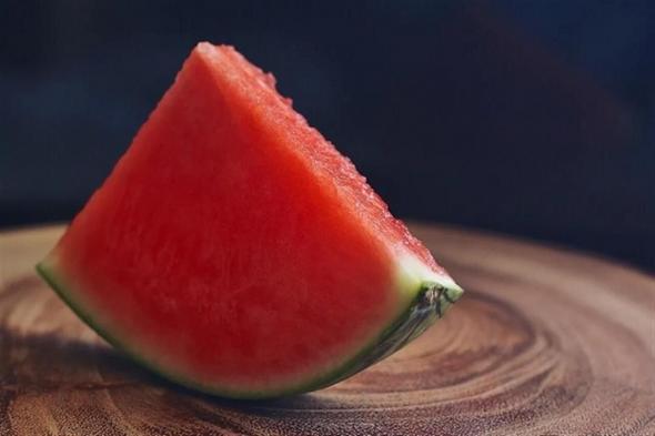 تحذير من شرب الماء مع البطيخ.. ماذا يفعل الخلط بينهما في الجهاز الهضمي؟