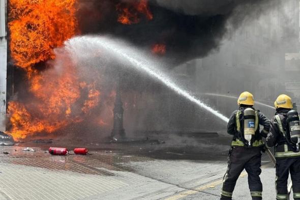 الدفاع المدني بتبوك يخمد حريقًا في محلين تجاريين بحي الفيصلية