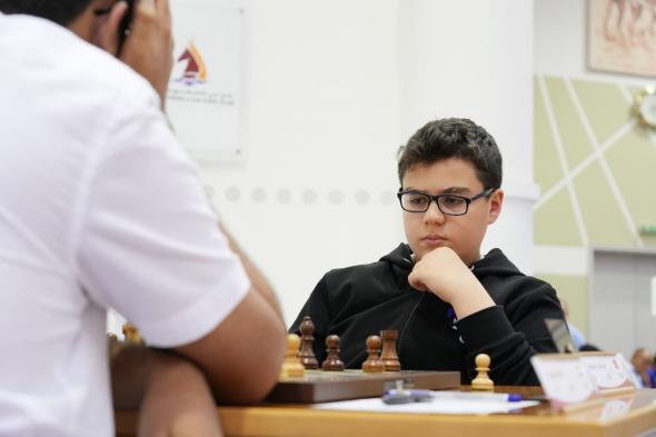 الامارات | طفل تركي يُزاحم عباقرة العالم على لقب بطولة دبي الدولية للشطرنج