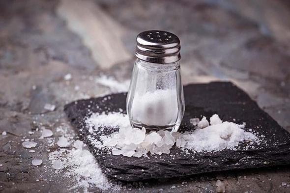 5 علامات تدل على تناولك الكثير من الملح