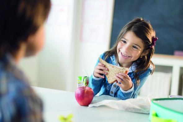 الامارات | 6 خطوات للتأكد من سلامة الأغذية المصنعة عند شرائها للأطفال