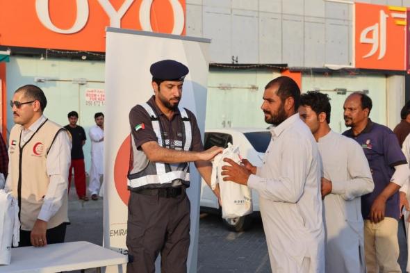 الامارات | شرطة أبوظبي و"الهلال الأحمر"ينفذان مبادرة لحماية العمال من حرارة الشمس