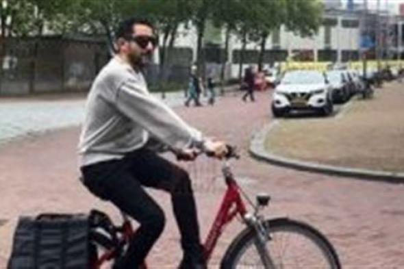 أحمد حلمي يستقل عجلة كالشعب الهولندي في مهرجان روتردام للفيلم العربي