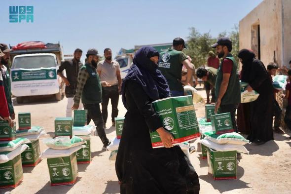 السعودية | مركز الملك سلمان للإغاثة يوزع 1.898 من السلال الغذائية والحقائب الصحية في مدينة سرمدا بمحافظة إدلب السورية