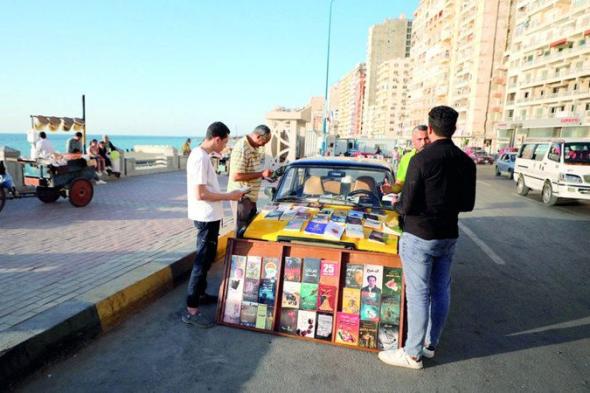 الامارات | سائق أجرة مصري يتيح خدمة «كتب متنقلة»