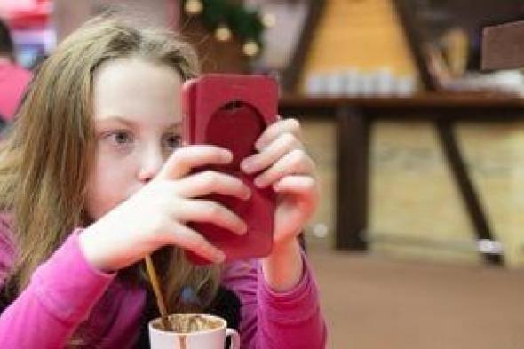 كيف يؤثر الهاتف المحمول على صحة السمع عند الأطفال؟.. طرق الوقاية