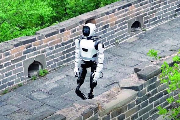 الامارات | أول «روبوت» يمشي على سور الصين العظيم
