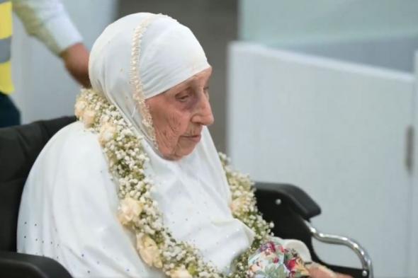 عمرها 130 عامًا.. الحاجة الأكبر سنًا تبدأ رحلتها بالدعاء للسعودية