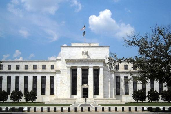 الفيدرالي يبقي الباب مفتوحًا أمام خفض الفائدة مرتين في 2024