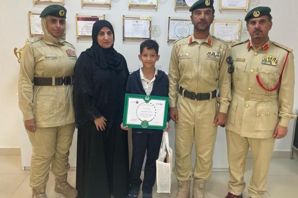 الامارات | شرطة دبي تفاجئ طالباً بين زملائه في المدرسة