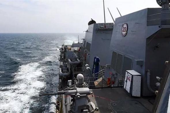 البحرية الأميركية تنقذ طاقم ناقلة مملوكة لجهة يونانية ضربها الحوثيون