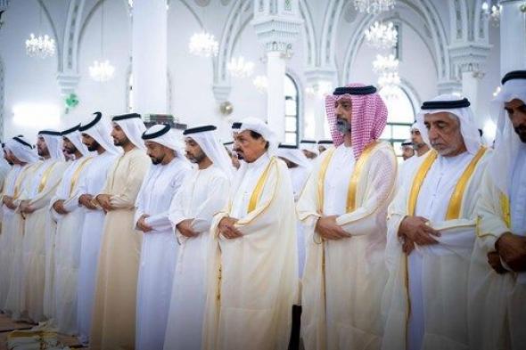 حاكم عجمان وولي عهده والشيوخ يؤدون صلاة عيد الأضحى بجامع الشيخ راشد بن حميد