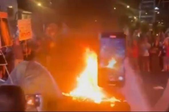 النيران تشتعل في تل أبيب للمطالبةً بإقالة الحكومة وإبرام صفقة مع حماس