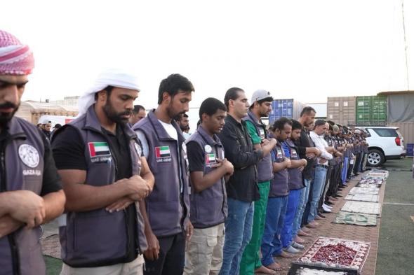 الامارات | الطواقم الطبية ومتطوعو عملية "الفارس الشهم 3" يؤدون صلاة العيد في غزة