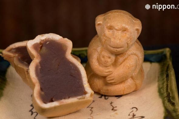 اليابان | حلوى تقليدية يابانية على شكل القرود تحظى بشعبية كبيرة