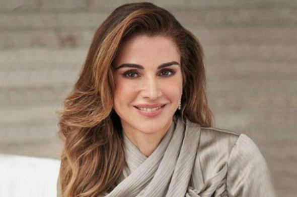 سوار بيد الملكة رانيا يلفت الأنظار.. وهذه الجملة التي حملها