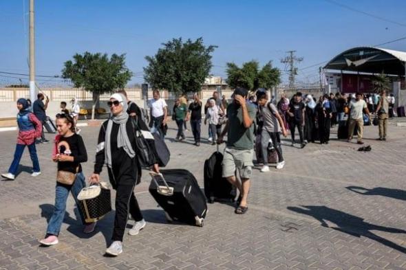 100 ألف فلسطيني غادروا غزة.. "نيويورك تايمز" تكشف معاناة شراء تذكرة الخروج إلى مصر