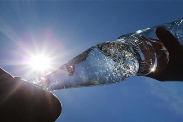 هل تشكل زجاجات الماء المعبأة خطرا عند تعرضها للحرارة المرتفعة؟
