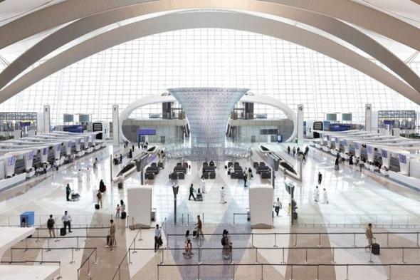 الامارات | استقبال الحجاج  بالورود في مطار زايد