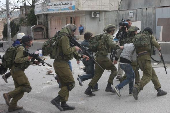 الاحتلال يعتقل 20 فلسطينيًا في الضفة الغربية