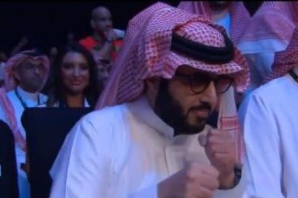 شاهد.. تفاعل تركي آل الشيخ أثناء نزال فنون قتالية في الرياض