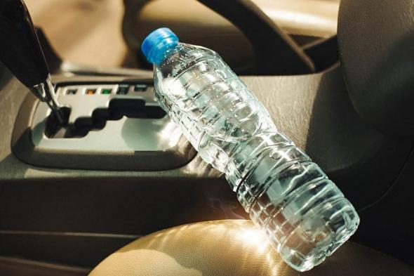 الامارات | دراسة تحذِر: زجاجات المياه البلاستيكية تصبح سامّةً تحت الشمس