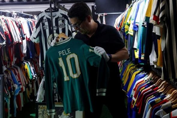 الامارات | مشجع برازيلي يدخل موسوعة غينيس.. يحتفظ بأكثر من 6 آلاف قميص نادر