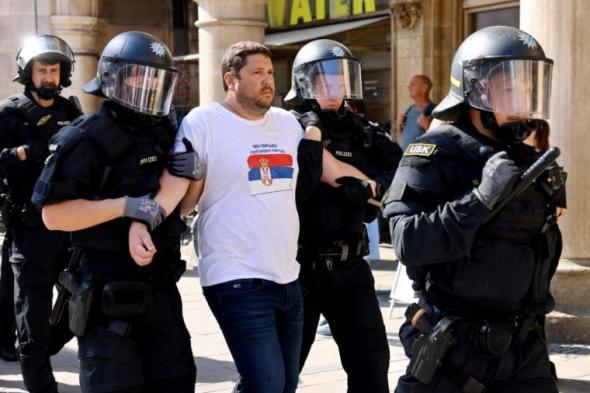 الامارات | جمهور صربيا يعتدي على 9 أفراد من الشرطة الألمانية