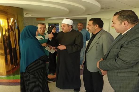 رئيس "المعاهد الأزهرية" يزور طلاب الثانوية بلجنة مستشفى "57357" ويهديهم أجهزة تابلت
