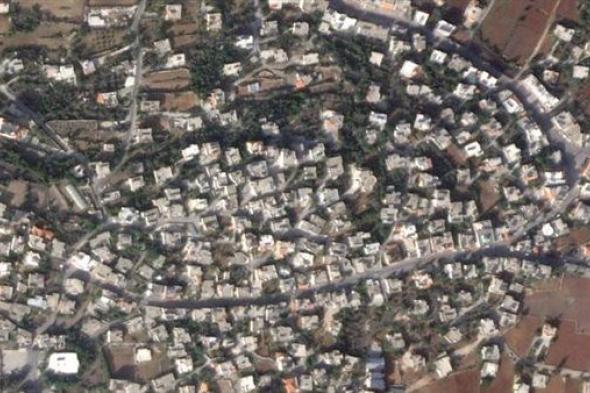 القنابل الإسرائيلية تدمر مساحات كبيرة من قرية لبنانية