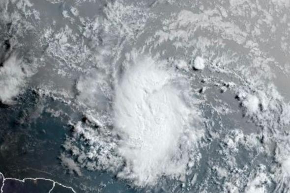 “المركز الوطني الأمريكي”: العاصفة المدارية بيريل تتحول إلى إعصار