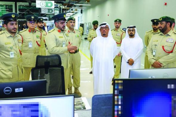 الامارات | ضاحي خلفان يطلع على أحدث المشاريع والابتكارات التطويرية لشرطة دبي