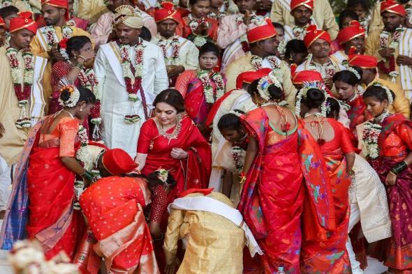 الامارات | أغنى رجل في آسيا يحتفل بزواج نجله بمبادرة كريمة.. مجوهرات ودولارات وزفاف لعرسان فقراء
