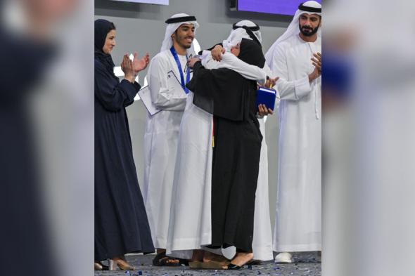 الامارات | بطل الإمارات في «تحدي القراءة» يعانق اللقب و«الأم الغالية»