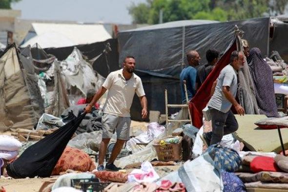 «الأونروا»: أطنان النفايات ومياه الصرف تحاصر خيام النازحين وسط غزة