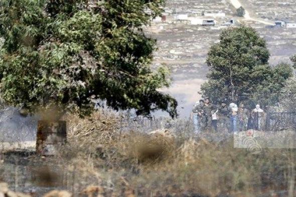 مستوطنون يضرمون النار بأراض فلسطينية وسط الضفة