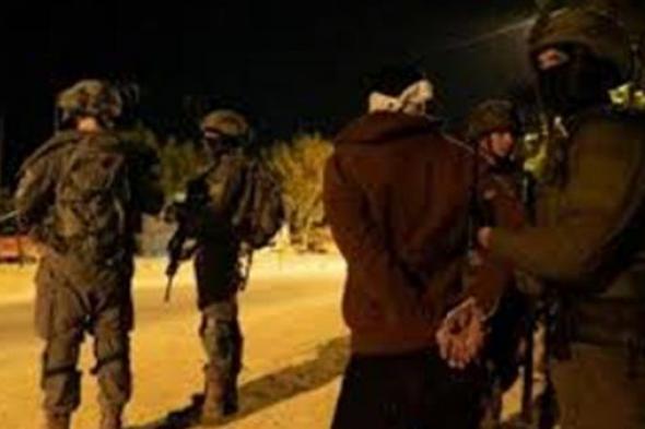 الاحتلال يعتقل 16 مواطنًا شرق رام الله فجر اليوم