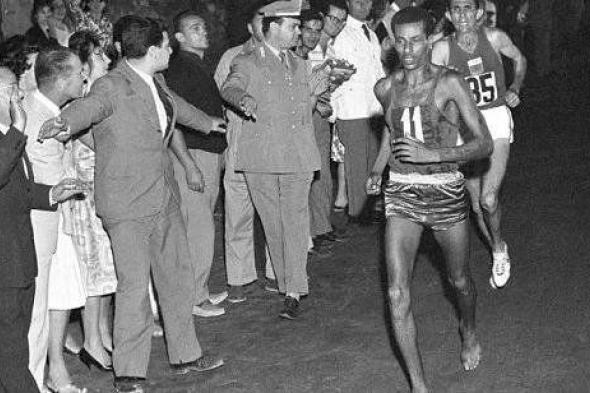 من هو العداء الأفريقي الذي فاز بأول ميدالية أولمبية ذهبية لبلده وللقارة؟