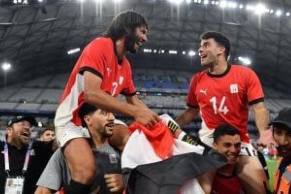 الننى وزيزو يحتفلان بإنجاز المنتخب الأولمبى مع الجماهير بعلم مصر.. صور