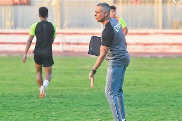 محاضره فنيه للاعبى الزمالك فى معسكر برج العرب