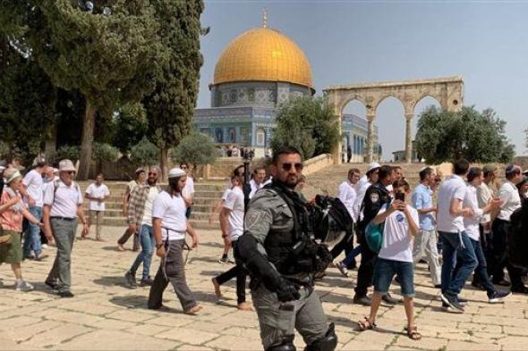 مستوطنون يقتحمون المسجد الأقصى بحماية شرطة الاحتلال الإسرائيلي