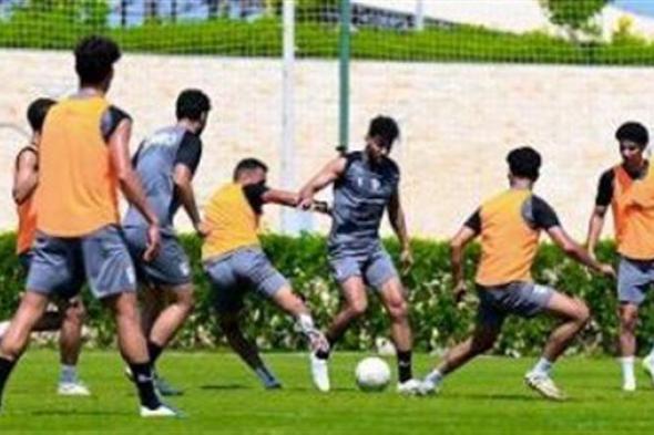 لاعبو الزمالك يؤدون فقرة بدنية خلال المران الصباحي