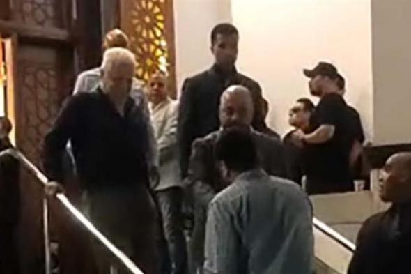 لحظة مغادرة مرتضى منصور عزاء إيهاب جلال (صور)