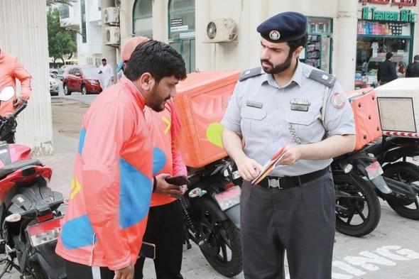 الامارات | دراجات «دليفري» تربك سائقين بإضاءة عالية وقيادة «متهورة»