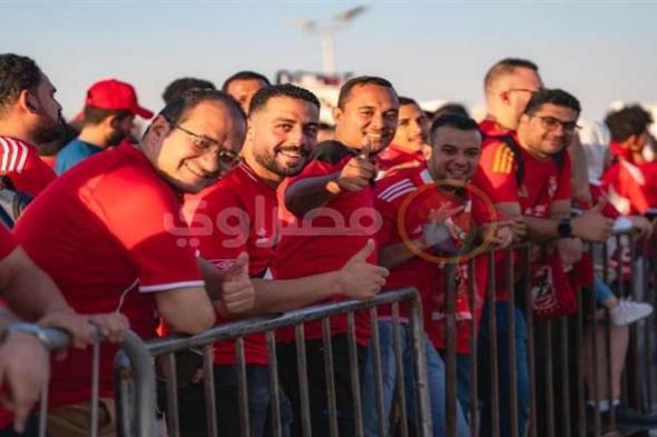 مفاجأة.. جماهير الأهلي بتيشيرتات الزمالك من أمام الاستاد (صور)